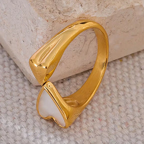 Anel Feminino Dourado Ajustável com Coração de Concha Natural Coralina - Banhado a Ouro 18k, fundo neutro