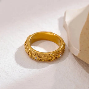 Anel Feminino Dourado com Zircônias, Sol, Lua e Estrelas Celestina - Banhado a Ouro 18k