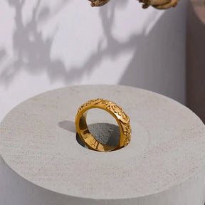 Anel Feminino Dourado com Zircônias, Sol, Lua e Estrelas Celestina - Banhado a Ouro 18k