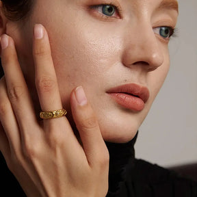 Mulher elegante usando o Anel Feminino Dourado com Zircônias, Sol, Lua e Estrelas Celestina - Banhado a Ouro 18k