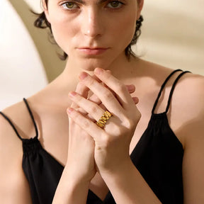 Mulher usando o Anel Feminino Dourado Corrente Elos Eloséa - Banhado a Ouro 18k