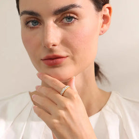 Anel Cravejado Feminino Dourado Trivana com Triângulos de Zircônia - Banhado a Ouro 18k