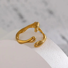 Anel Feminino Dourado Derretido Ajustável Lúmina - Banhado a Ouro 18k, foto de perto