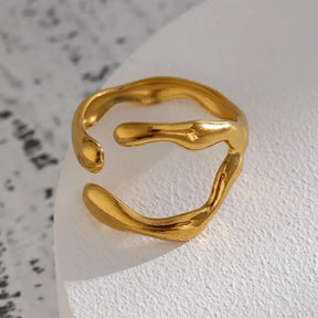 Anel Feminino Dourado Derretido Ajustável Lúmina - Banhado a Ouro 18k, foto de perto e de lado