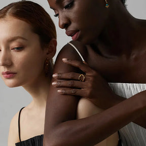 Mulher usando o Anel Feminino Dourado Derretido Ajustável Lúmina - Banhado a Ouro 18k