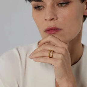 Mulher usando o Anel Feminino Dourado Duplo Lua Lunessa - Banhado a Ouro 18k