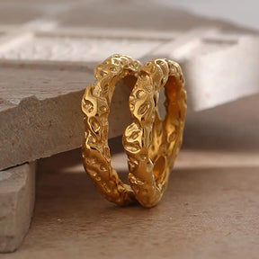 Anel Feminino Dourado Duplo Lua Lunessa - Banhado a Ouro 18k, foto de perto da parte frontal