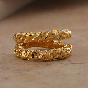 Anel Feminino Dourado Duplo Lua Lunessa - Banhado a Ouro 18k, foto de perto da parte frontal dos aros