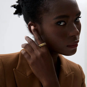 Mulher usando o Anel Feminino Dourado Enrolado Ajustável Alúria - Banhado a Ouro 18k