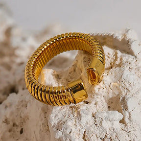 Anel Feminino Dourado Enrolado Ajustável Alúria - Banhado a Ouro 18k, fundo neutro