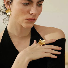 Mulher usando o Anel Feminino Dourado Flor de 5 Pétalas Ajustável Florença - Banhado  a Ouro 18k