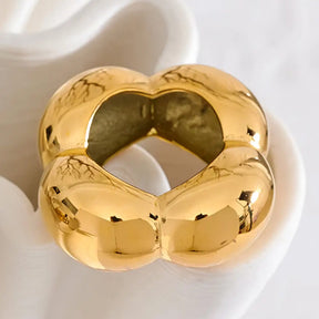 Anel Feminino Dourado Flor Oca Fiorella - Banhado a Ouro 18k, fundo neutro