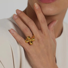 Mulher branca usando o Anel Feminino Dourado Gota Cruzada Gotalia - Banhado  a Ouro 18k