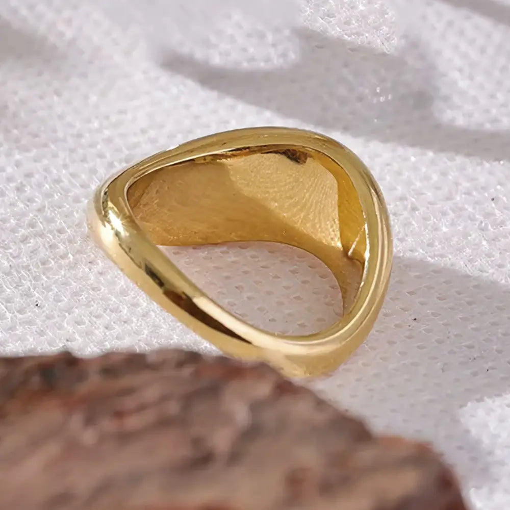 Anel Feminino Dourado Ondulado Grosso Irregular Aravena - Banhado a Ouro 18k, Fundo neutro