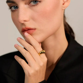 Mulher elegante usando o Anel Feminino Dourado Ondulado Grosso Irregular Aravena - Banhado a Ouro 18k