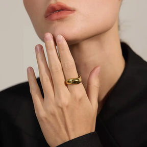 Mulher elegante usando o Anel Feminino Dourado Ondulado Grosso Irregular Aravena - Banhado a Ouro 18k