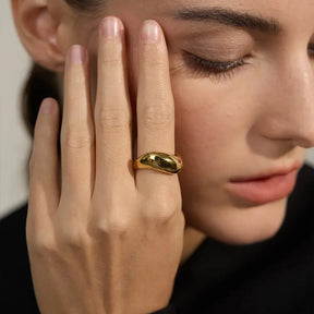 Mulher elegante usando o Anel Feminino Dourado Ondulado Grosso Irregular Aravena - Banhado a Ouro 18k, foto de perto