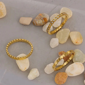 Anel Feminino Dourado Triplo Ondulado com Zircônias Cúbicas Luminara - Banhado a Ouro 18k