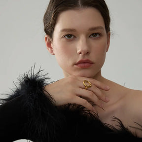 Mulher usando o Anel Feminino Dourado com Circulo Irregular Aurélia - Banhado a Ouro 18k