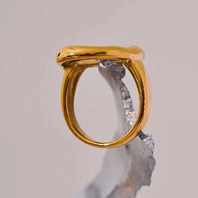 Anel Feminino Dourado com Circulo Irregular Aurélia - Banhado a Ouro 18k, fundo neutro, foto lateral