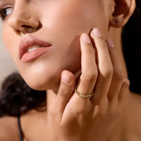Foto de perto de uma Mulher usando o Anel Feminino Dourado Ondulado Cravejado de Zircônias Eternidade Luviane - Banhado a Ouro 18k