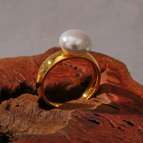 Anel Solitário Dourado com Pérola Liora - Banhado a Ouro 18k, apoiado em madeira
