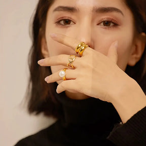 Mulher usando o Anel Solitário Dourado com Pérola Liora - Banhado a Ouro 18k