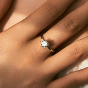 Mulher usando Anel Solitário em Prata 925 com Moissanite 1CT e Banho a Platina Eternalis Veliur