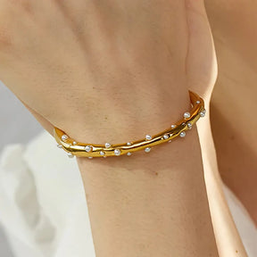 Bracelete Dourado Feminino cravejado com pérolas Alina e acabamento sofisticado