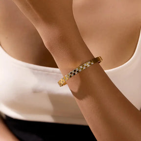 Bracelete Dourado Feminino cravejado com zircônias Seraphina, peça reluzente com toque refinado