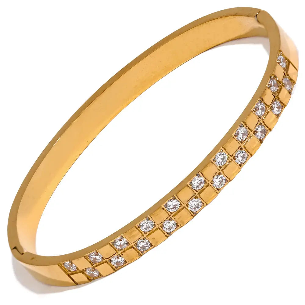 Bracelete Dourado Feminino cravejado com zircônias Seraphina, brilho nítido e polimento refinado sobre fundo branco