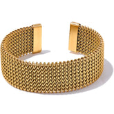 Bracelete Dourado Feminino grosso largo aberto com superfície polida e acabamento de alto padrão