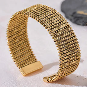 Bracelete Dourado Feminino grosso largo aberto com estilo arrojado em fundo neutro