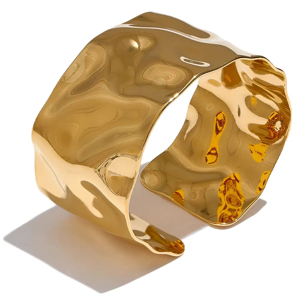 Bracelete Dourado Feminino largo grosso ondulado com contorno fluido e superfície polida