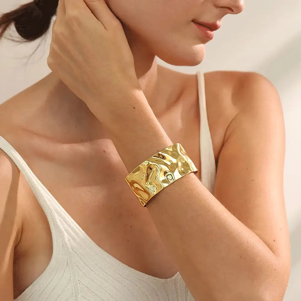 Bracelete Dourado Feminino largo grosso ondulado com brilho intenso e presença marcante, modelo usando
