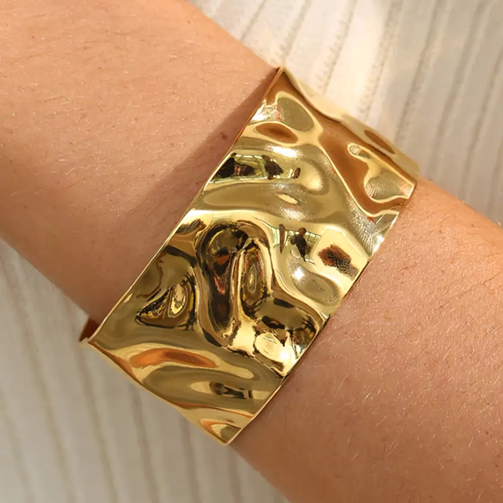 Bracelete Dourado Feminino largo grosso Serena com design escultural e acabamento espelhado, modelo usando