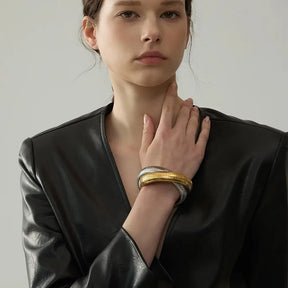 Bracelete Dourado Feminino minimalista duplo Alura com estrutura elegante e toque sofisticado
