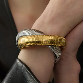 Bracelete Dourado Feminino minimalista duplo com acabamento espelhado e estilo contemporâneo
