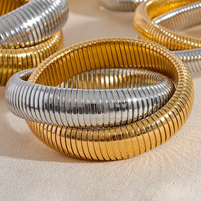 Bracelete Dourado Feminino minimalista duplo Alura com design clean em fundo neutro