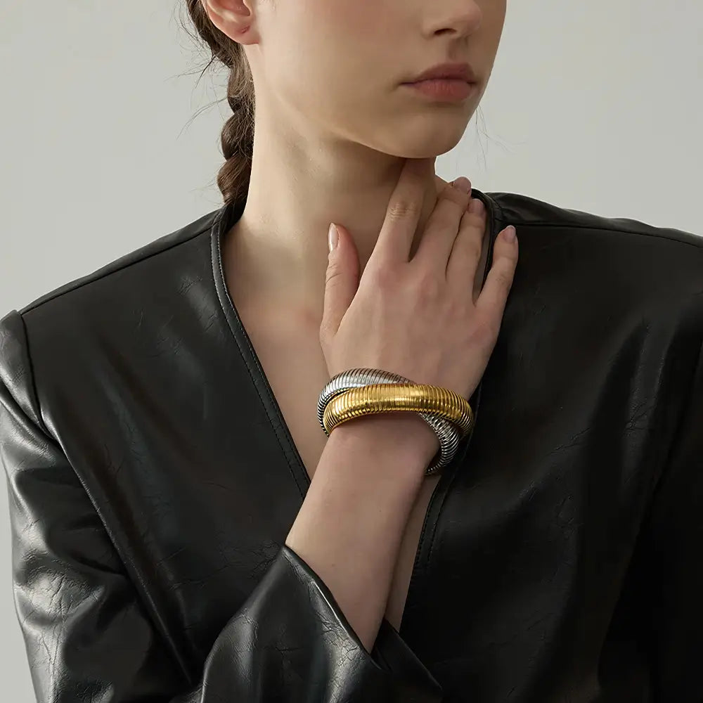 Bracelete Dourado Feminino minimalista duplo Alura com acabamento polido e design delicado