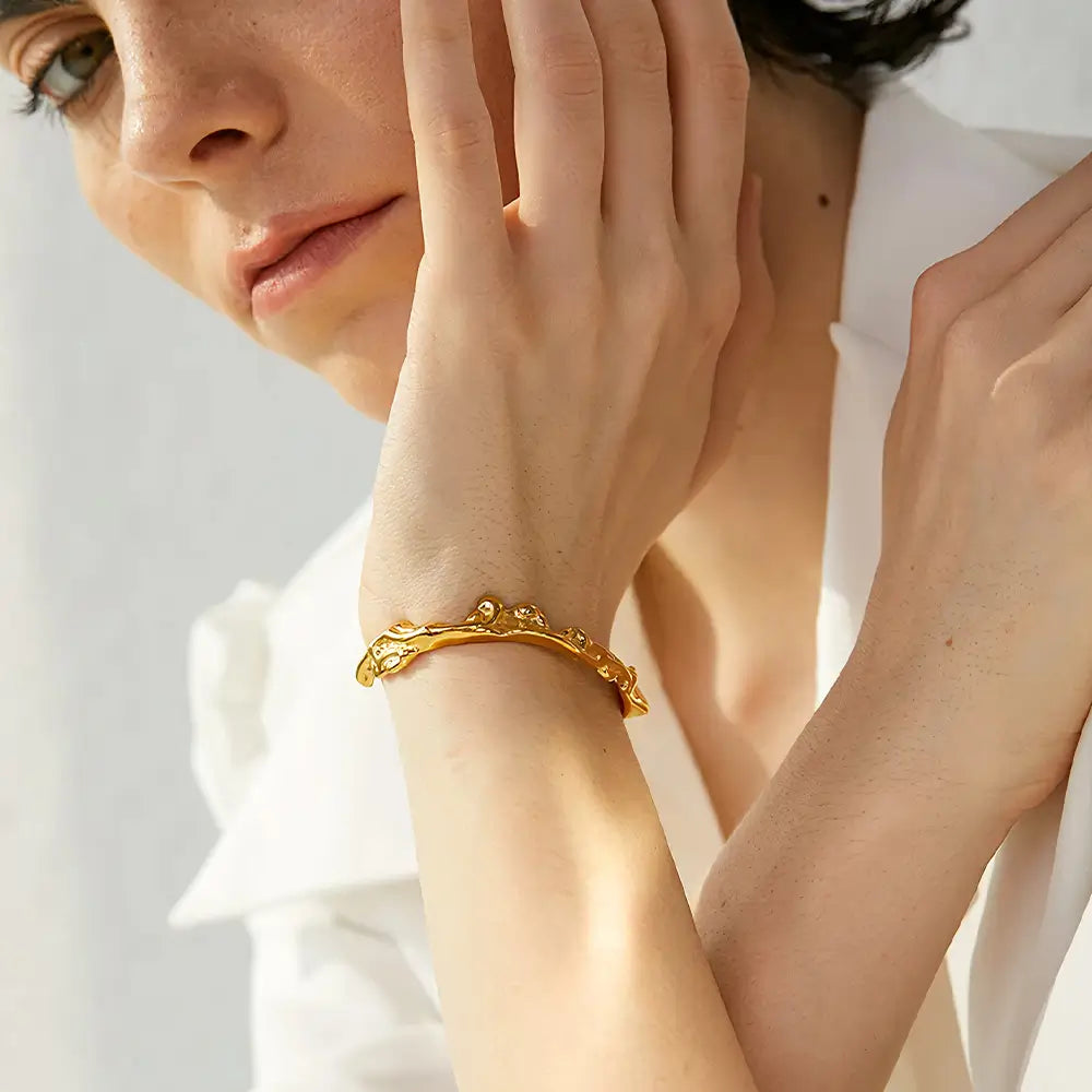 Bracelete Dourado Feminino rígido aberto irregular Yara com formato orgânico e brilho elegante