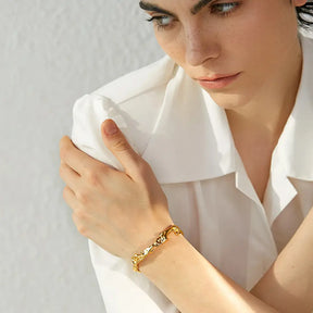 Bracelete Dourado Feminino rígido aberto irregular com textura suave e estilo ousado