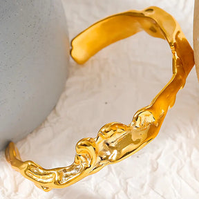 Bracelete Dourado Feminino rígido aberto com linhas irregulares e visual sofisticado minimalista