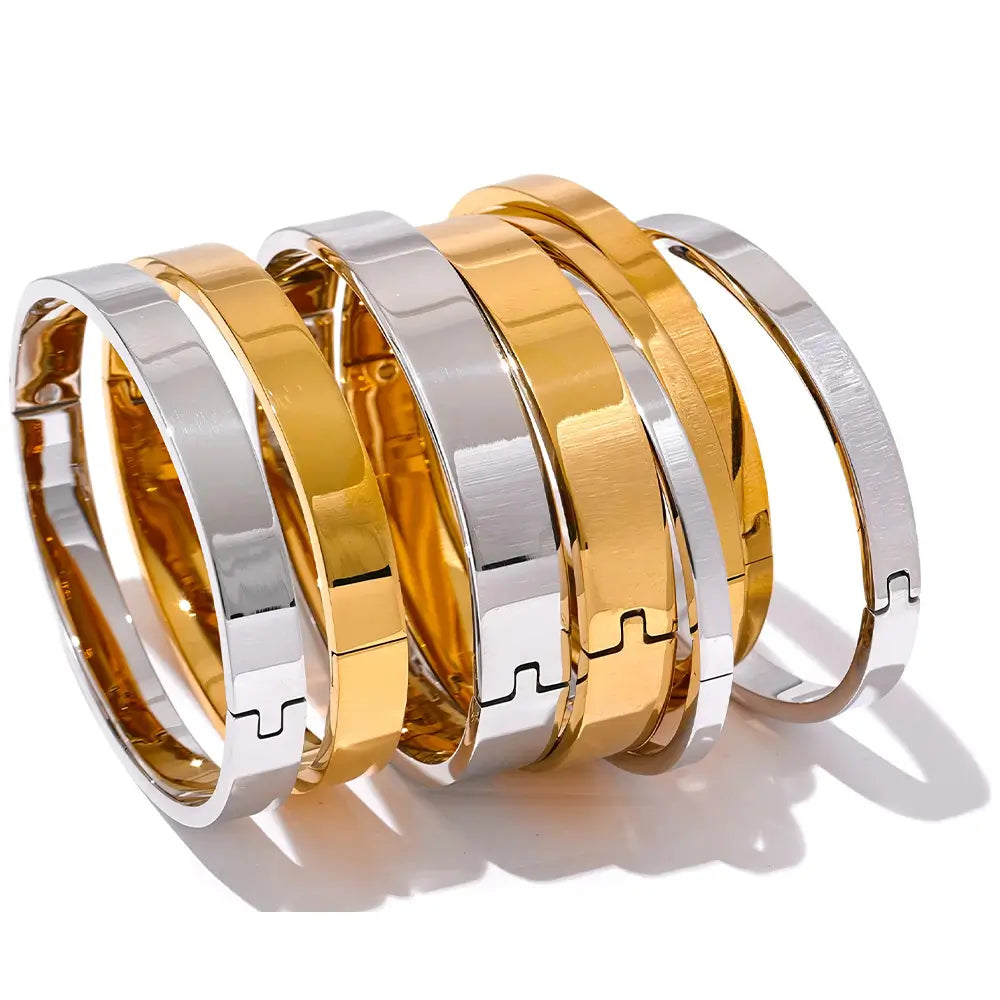 Bracelete Dourado Feminino rígido minimalista com superfície uniforme e brilho metálico