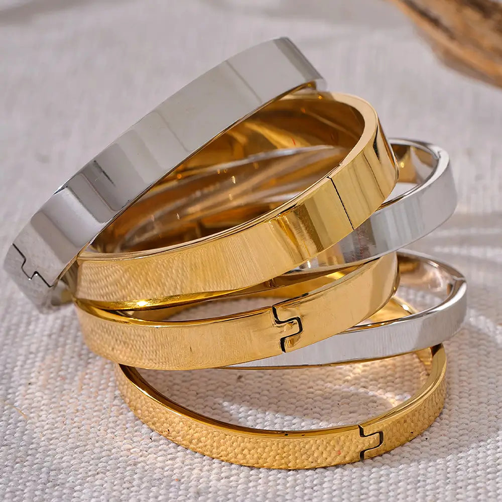 Bracelete Dourado Feminino rígido minimalista com design limpo e brilho sutil, fundo neutro