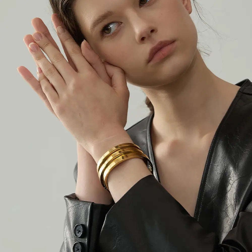 Bracelete Dourado Feminino rígido minimalista com design limpo e brilho sutil
