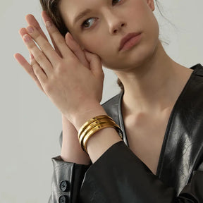 Bracelete Dourado Feminino rígido minimalista com design limpo e brilho sutil