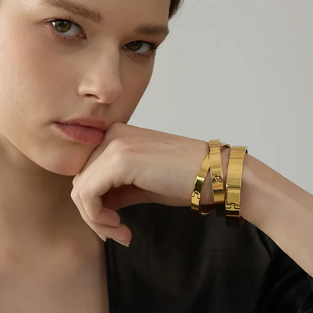Bracelete Dourado Feminino rígido minimalista com acabamento polido e elegância discreta