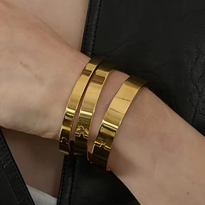 Bracelete Dourado Feminino rígido clássico Eloah com toque refinado e estrutura firme