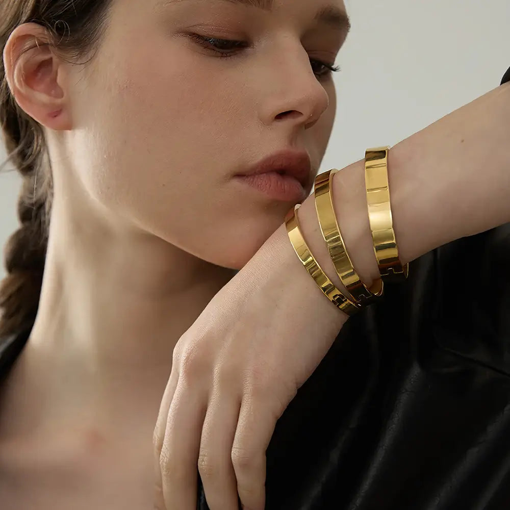 Bracelete Dourado Feminino rígido clássico Eloah com visual atemporal e textura lisa